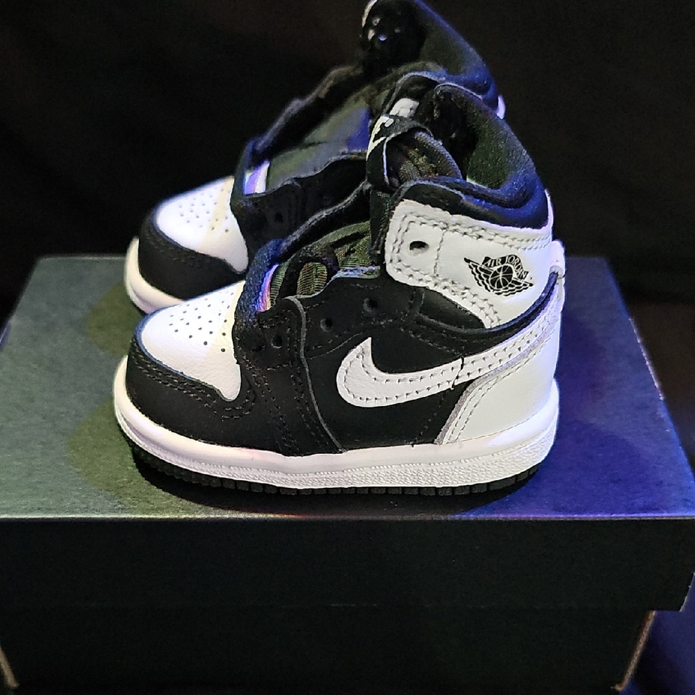 *Brand New* Jordan Retro 1 High OG
